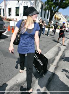 Hilary Duff feet photo thumbnail