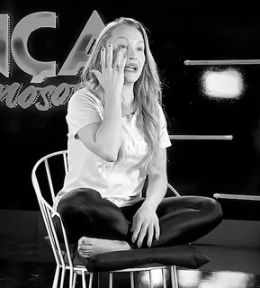 Carla Diaz feet photo thumbnail