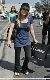 Hilary Duff feet photo thumbnail