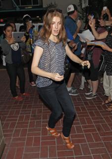 Anna Kendrick feet photo thumbnail