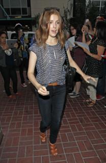 Anna Kendrick feet photo thumbnail