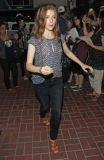 Anna Kendrick feet photo thumbnail