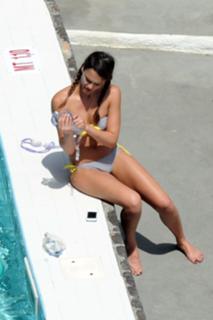 Jessica Alba feet photo thumbnail