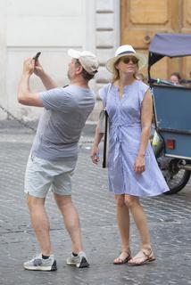 Elizabeth Banks feet photo thumbnail