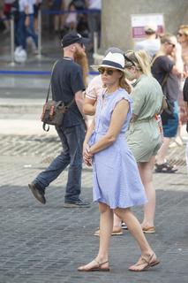 Elizabeth Banks feet photo thumbnail