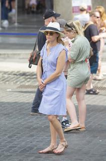Elizabeth Banks feet photo thumbnail