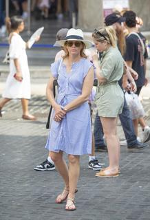 Elizabeth Banks feet photo thumbnail