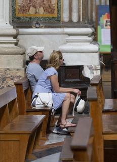 Elizabeth Banks feet photo thumbnail