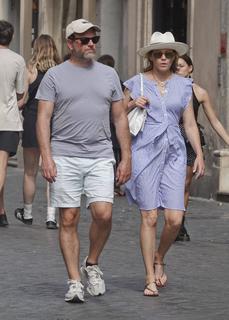 Elizabeth Banks feet photo thumbnail