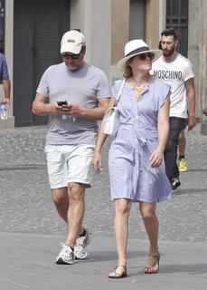 Elizabeth Banks feet photo thumbnail