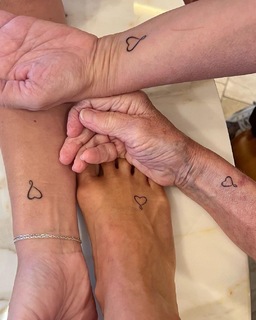Carrie Underwood feet photo thumbnail