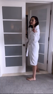 Gal Gadot feet photo thumbnail