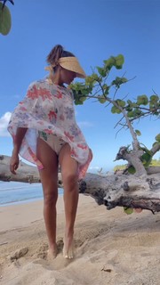 Dania Ramirez feet photo thumbnail