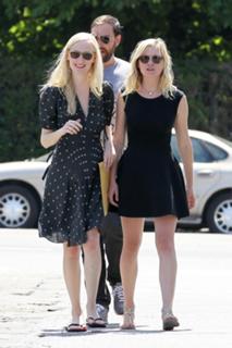 Kirsten Dunst feet photo thumbnail
