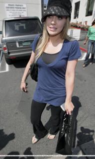 Hilary Duff feet photo thumbnail