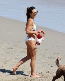 Jordana Brewster feet photo thumbnail