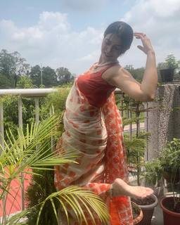 Poonam Yadav feet photo thumbnail