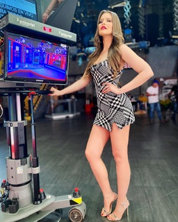 Vanessa Claudio feet photo thumbnail