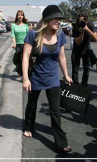 Hilary Duff feet photo thumbnail