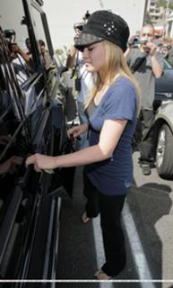Hilary Duff feet photo thumbnail