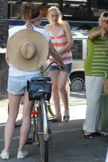 Dakota Fanning feet photo thumbnail