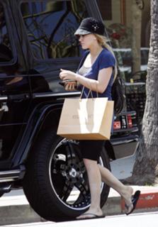 Hilary Duff feet photo thumbnail