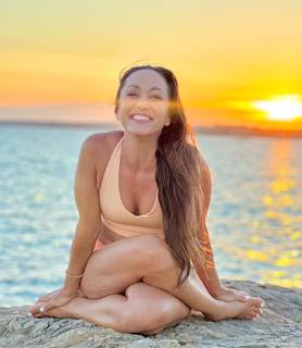 Kino MacGregor feet photo thumbnail