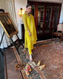 Kareena Kapoor feet photo thumbnail