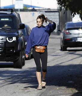 Elizabeth Olsen feet photo thumbnail