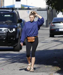 Elizabeth Olsen feet photo thumbnail