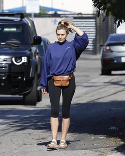 Elizabeth Olsen feet photo thumbnail