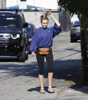Elizabeth Olsen feet photo thumbnail