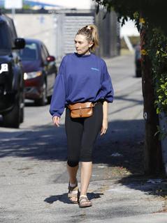 Elizabeth Olsen feet photo thumbnail