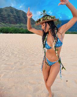 Nicole Scherzinger feet photo thumbnail