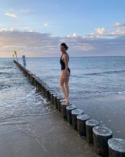 Anna Popek feet photo thumbnail