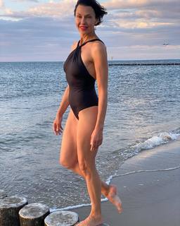 Anna Popek feet photo thumbnail