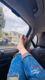 Hina Khan feet photo thumbnail