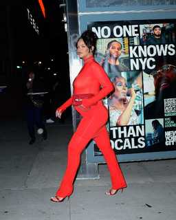 Rihanna feet photo thumbnail