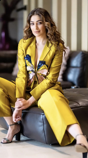Raai Laxmi feet photo thumbnail