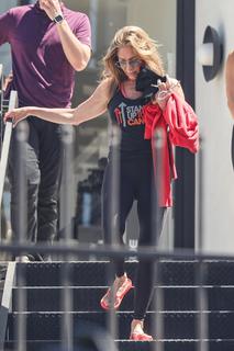 Jennifer Aniston feet photo thumbnail
