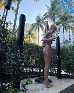 Jasmine Sanders feet photo thumbnail