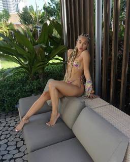 Jasmine Sanders feet photo thumbnail