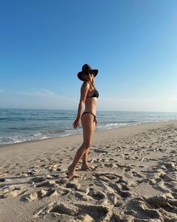Molly Sims feet photo thumbnail
