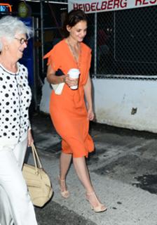 Katie Holmes feet photo thumbnail