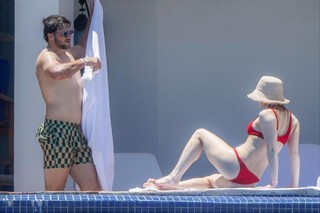 Hailee Steinfeld feet photo thumbnail