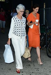 Katie Holmes feet photo thumbnail
