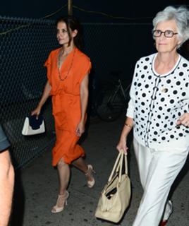 Katie Holmes feet photo thumbnail