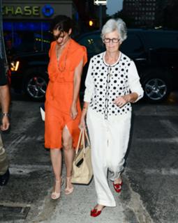 Katie Holmes feet photo thumbnail