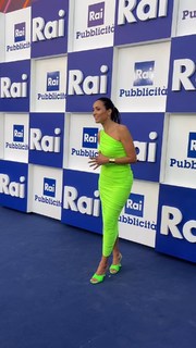 Caterina Balivo feet photo thumbnail