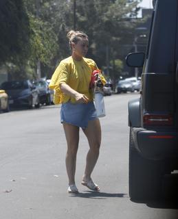 Hilary Duff feet photo thumbnail